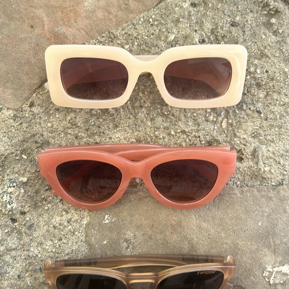 Bundle of four fashion sunglasses - Picture 2 of 3
